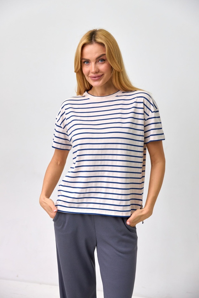 Tricou cu dungi și tăieturi