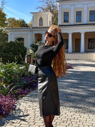 Maxi leather skirt with a front slit 